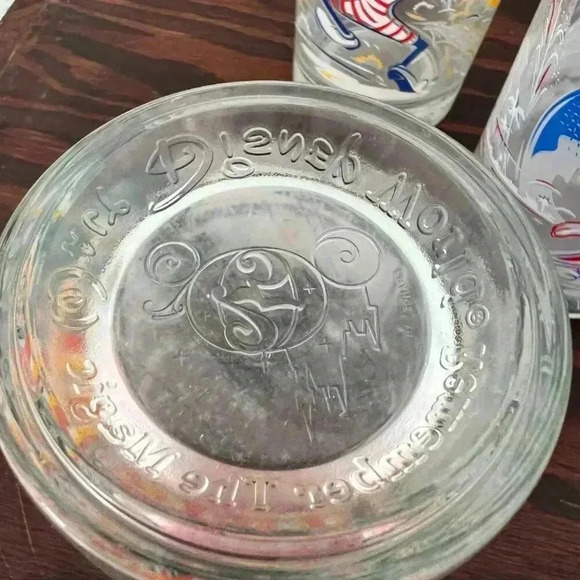 Disney World Remember The Magic 25th Anniversary Set of 4 Glasses set 1 - Picture 2 of 6
